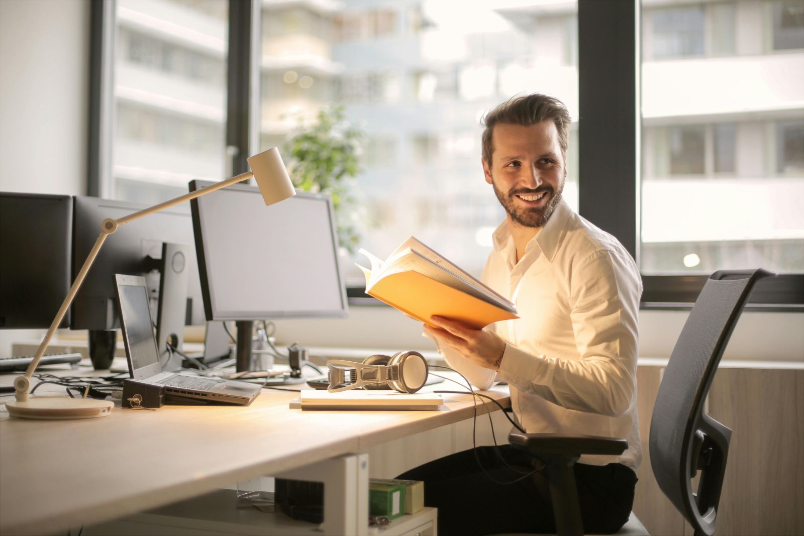 un homme au bureau